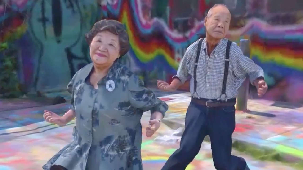 おばあちゃんとおじいちゃんが踊っている様子
